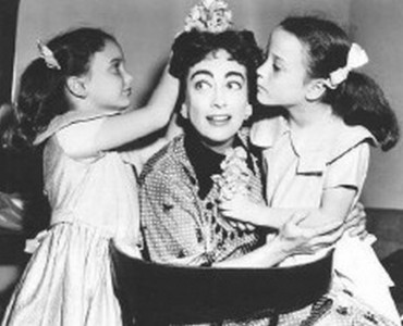 eikona_1_-_joan_crawford_with_adopted_daughters_cynthia-cindy__cathy_twins_antigrafi.jpg