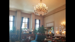 Πίνοντας καφέ &quot;παρέα&quot; με τους μεγάλους του Ελληνικού Θεάτρου ... Foyer Cafe Bistrot